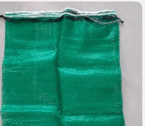 Arpilla chilera verde de 56 × 86 cm con jareta negra en la boca