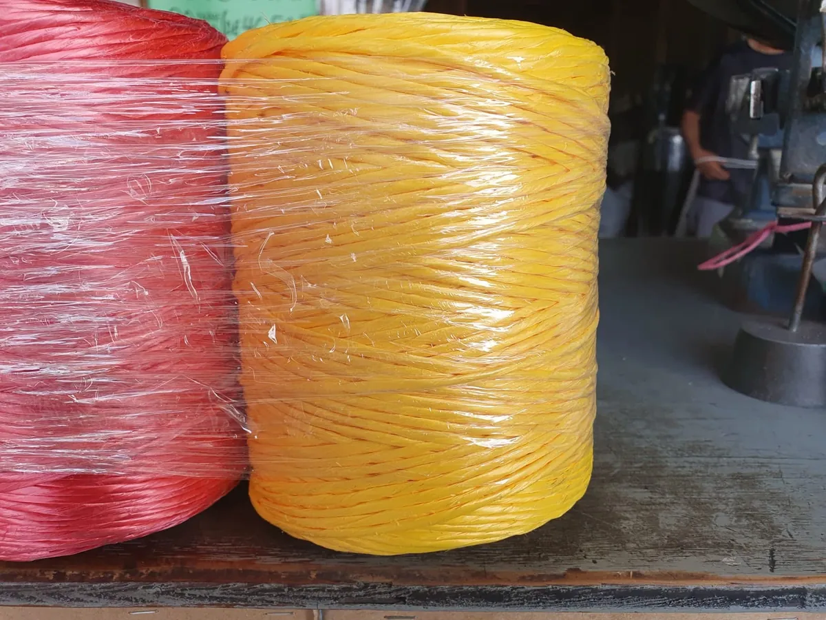 Rollos de rafia calibre 2 en rojo y amarillo sobre el mostrador