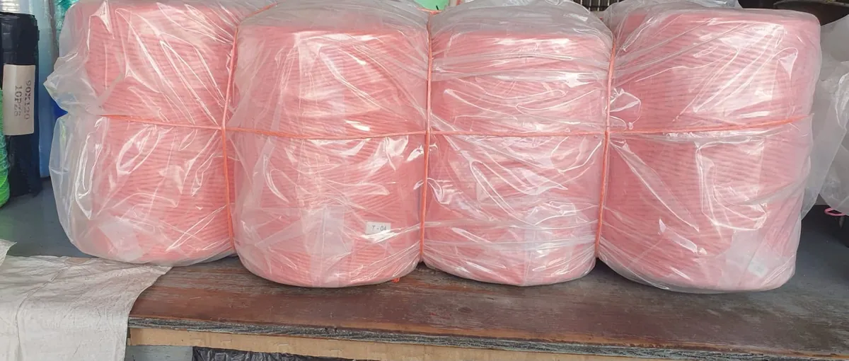Bulto de rafia forrajera calibre 4 en color rosa, listo en bodega